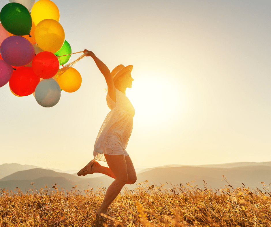 Frau mit Luftballon in der Hand