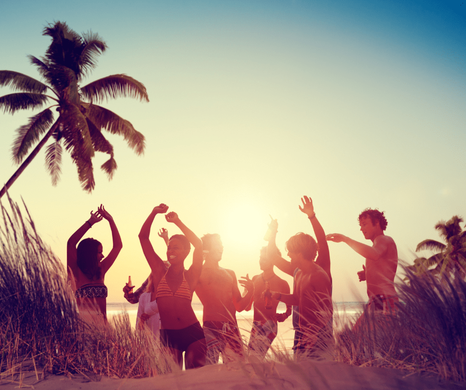Menschen machen Party am Strand