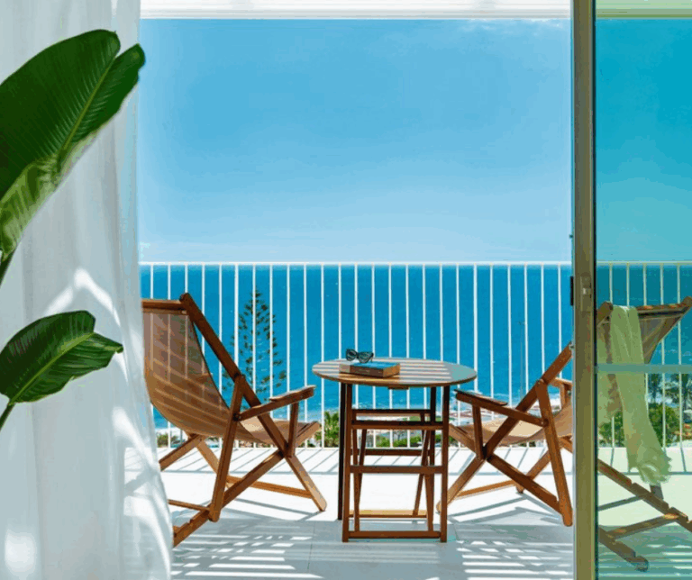 blick durchs hotelzimmer auf das meer
